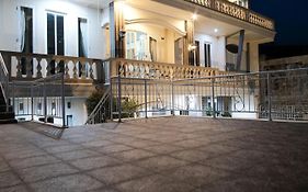 D&D Bellevue Guest House